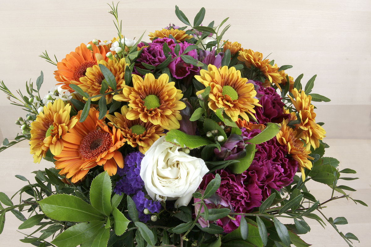 Ramo de flores de temporada de tonos anaranjados