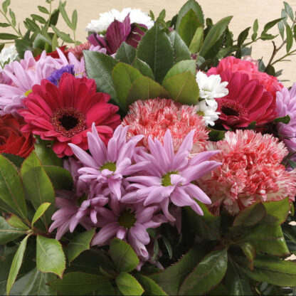 Ramo de flores de temporada de tonos rojos y violetas