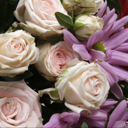 Ramo de flores de temporada de tonos rojos y violetas