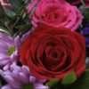 Ramo de flores de temporada de tonos rojos y violetas