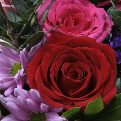 Ramo de flores de temporada de tonos rojos y violetas