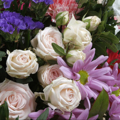 Ramo de flores de temporada de tonos rojos y violetas