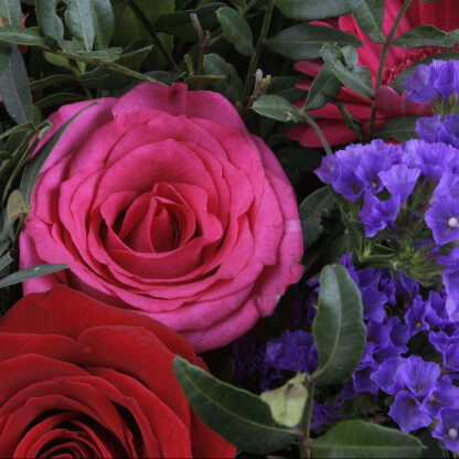 Ramo de flores de temporada de tonos rojos y violetas