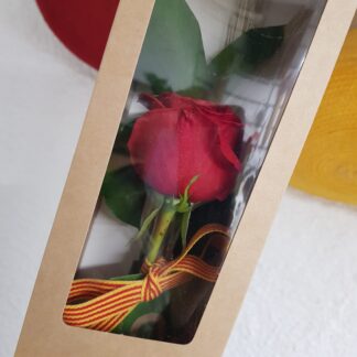 Sant Jordi 2022 i de la ROSA amb una caixa de paper Kraft decorat