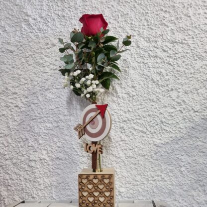 Rosa roja de Sant Valentin con una base de madera artesanal