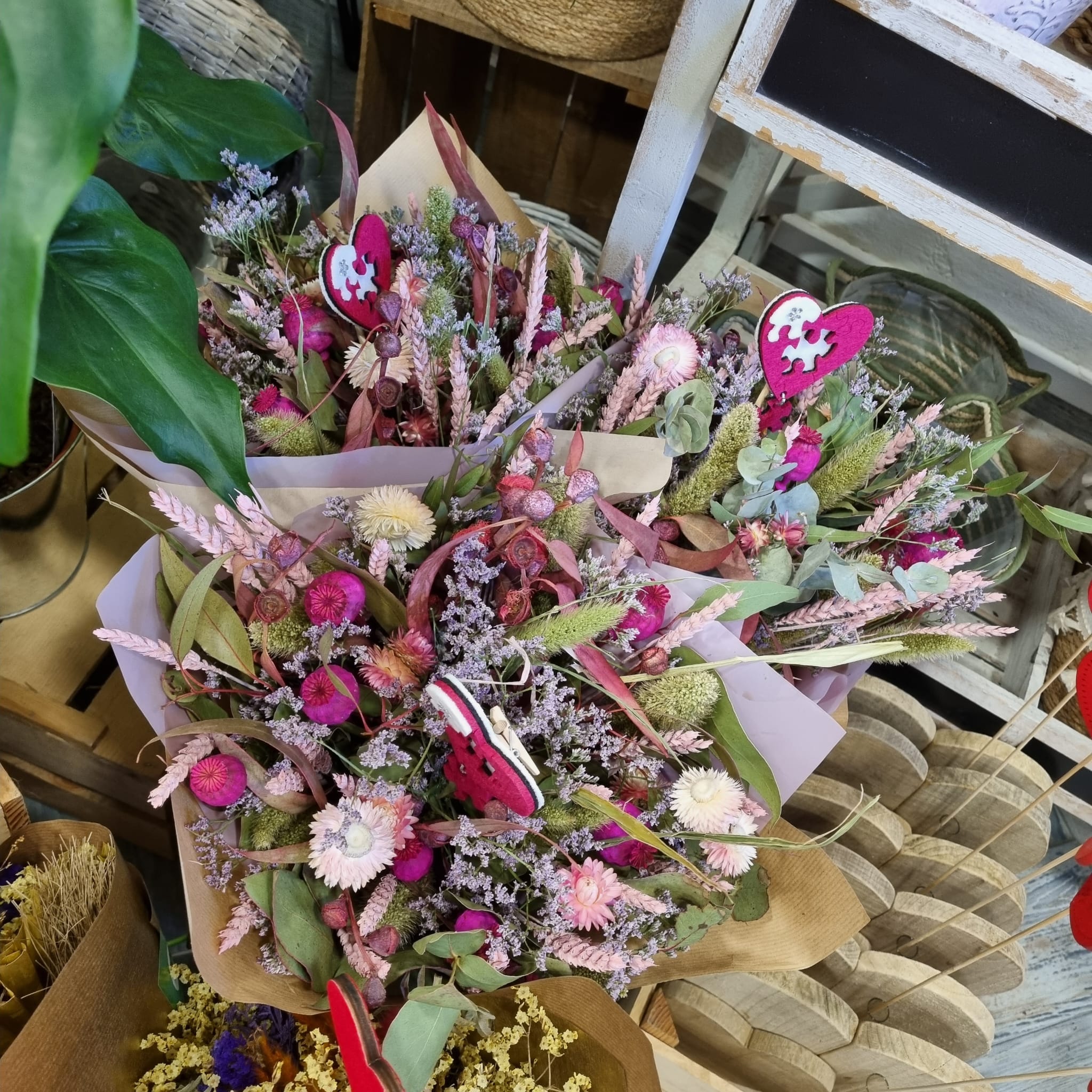 Ramo de flores secas colores rosados - Floristería Artesaniaflorae