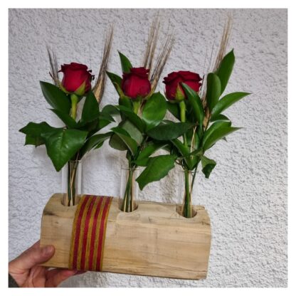 Tronc de fusta amb 3 roses de Sant Jordi