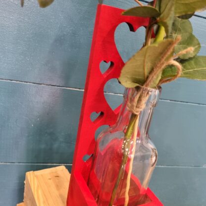 Caja de madera corazones con botella de vidrio y rosa de San Valentin