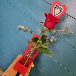Caja de madera corazones con botella de vidrio y rosa de San Valentin