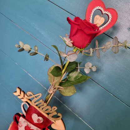 Rosa San Valentin con base de tazas y probeta de vidrio