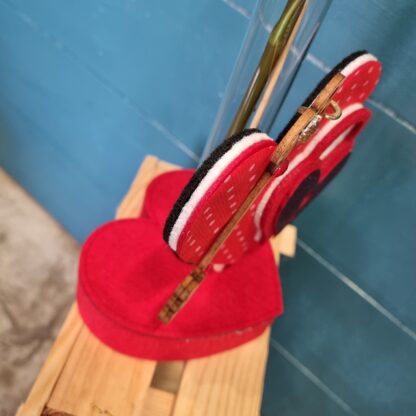 Rosa con una base de Corazon rojo para San Valentin