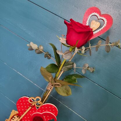 Rosa con una base de Corazon rojo para San Valentin