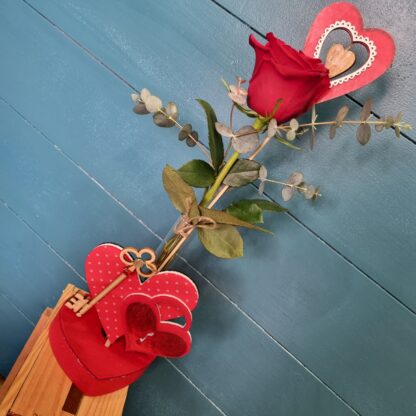 Rosa con una base de Corazon rojo para San Valentin