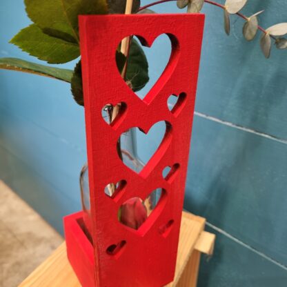 Caja de madera corazones con botella de vidrio y rosa de San Valentin