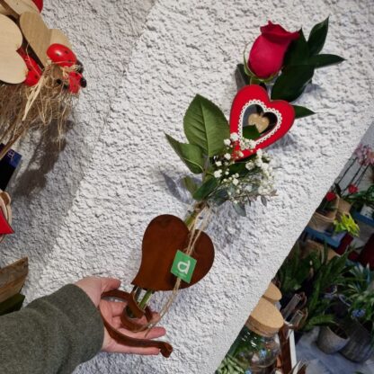 Rosa de San Valentin con un base artesanal de hierro forjado