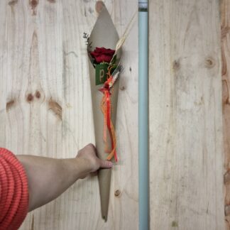 Rosa vermella de Sant Jordi amb un con de paper Kraft decorat. Decoració de la rosa i del con pot variar de la foto com la varietat de la rosa.