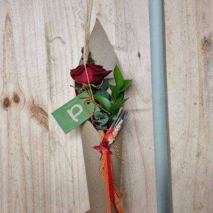 Rosa vermella de Sant Jordi amb un con de paper Kraft decorat. Decoració de la rosa i del con pot variar de la foto com la varietat de la rosa.