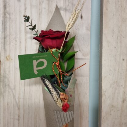 Rosa vermella de Sant Jordi amb un con de paper Kraft decorat. Decoració de la rosa i del con pot variar de la foto com la varietat de la rosa.