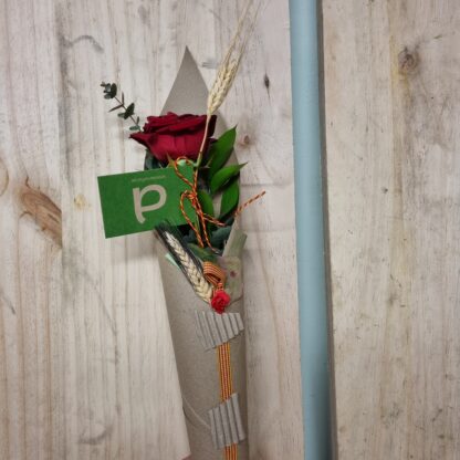 Rosa vermella de Sant Jordi amb un con de paper Kraft decorat. Decoració de la rosa i del con pot variar de la foto com la varietat de la rosa.
