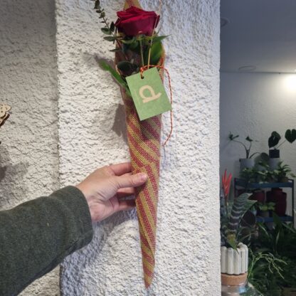 Decoració de la rosa i del con pot variar de la foto com la varietat de la rosa.