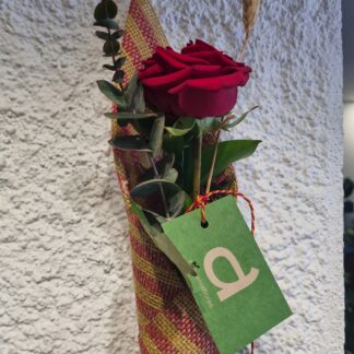 Rosa vermella de Sant Jordi amb un con de tela. Opció de varies colors. Decoració de la rosa i del con pot variar de la foto com la varietat de la rosa.