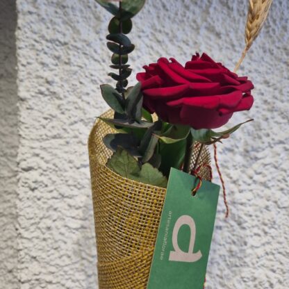 Decoració de la rosa i del con pot variar de la foto com la varietat de la rosa.