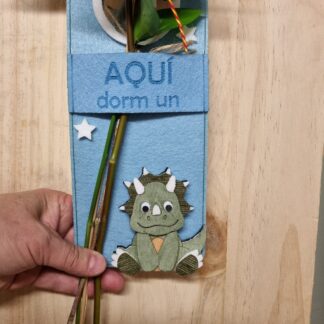 Penjador per la porta 'Aqui dorm un/a...' amb rosa de Sant Jordi, Sant Jordi, Vila-seca, Floristeria Vila-seca, La Pineda, Salou, Cambrils, Tarragona, Reus, Riudoms, Rosas, Rosas Sant Jordi, Roses, Roses Sant Jordi, Catalunya