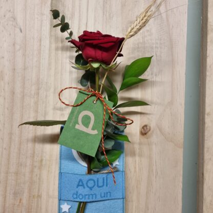 Penjador per la porta 'Aqui dorm un/a...' amb rosa de Sant Jordi, Sant Jordi, Vila-seca, Floristeria Vila-seca, La Pineda, Salou, Cambrils, Tarragona, Reus, Riudoms, Rosas, Rosas Sant Jordi, Roses, Roses Sant Jordi, Catalunya