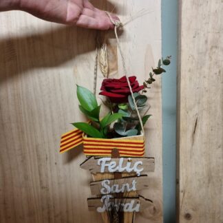 Con de fusta amb rosa de Sant Jordi, Sant Jordi, Vila-seca, Floristeria Vila-seca, La Pineda, Salou, Cambrils, Tarragona, Reus, Riudoms, Rosas, Rosas Sant Jordi, Roses, Roses Sant Jordi, Catalunya