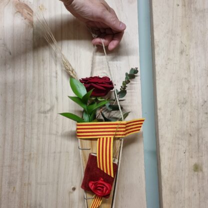 Con de fusta amb rosa de Sant Jordi, Sant Jordi, Vila-seca, Floristeria Vila-seca, La Pineda, Salou, Cambrils, Tarragona, Reus, Riudoms, Rosas, Rosas Sant Jordi, Roses, Roses Sant Jordi, Catalunya