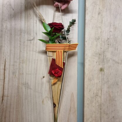 Con de fusta amb rosa de Sant Jordi, Sant Jordi, Vila-seca, Floristeria Vila-seca, La Pineda, Salou, Cambrils, Tarragona, Reus, Riudoms, Rosas, Rosas Sant Jordi, Roses, Roses Sant Jordi, Catalunya