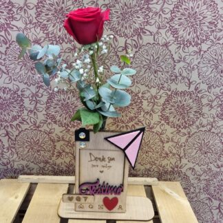 Rosa Sant Valentí amb recipient de fusta tallada varies models