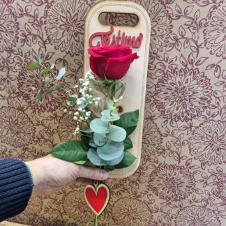 Rosa Sant Valentí amb tabla de fusta artesanal i original