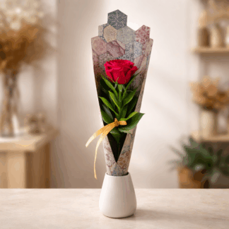 Rosa de Sant Jordi Vila-seca, Tarragona --- ## 🌹 Sant Jordi 2026: Una Obra d'Art a les teves Mans Aquest any, no regalit només una rosa; regali un tros de la nostra història i arquitectura. Presentem la nostra **Edició Especial Modernista**, una peça de col·leccionista que fusiona la natura amb l'art del *trencadís*. ### **L'Elegància del Modernisme feta Feltre** El nostre suport artesanal de **50 cm d'alçada** ret homenatge als grans mestres arquitectes de Catalunya. Confeccionat en un vibrant feltre verd bosc, el seu disseny evoca la silueta d'un edifici emblemàtic, coronat amb detalls que imiten l'icònic **trencadís**. Una peça vertical, estilitz